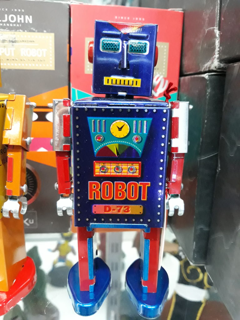 robot-saint-john-disney-millenniumshop-14