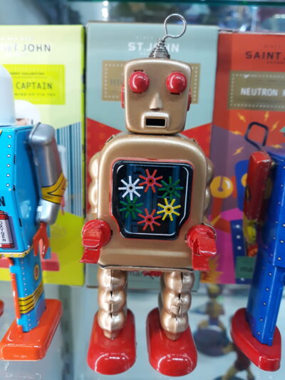robot-saint-john-disney-millenniumshop-12