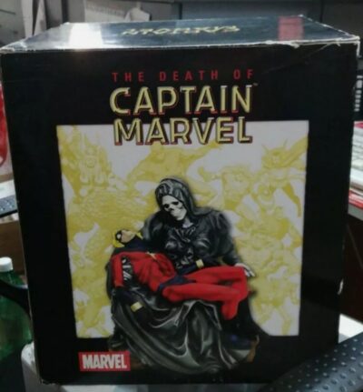 Captain marvel the death statua diorama diamond la morte di Capitan marvel - immagine 6