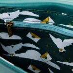 Harry Potter Crossbody Golden Hogwarts by Loungefly - immagine 6