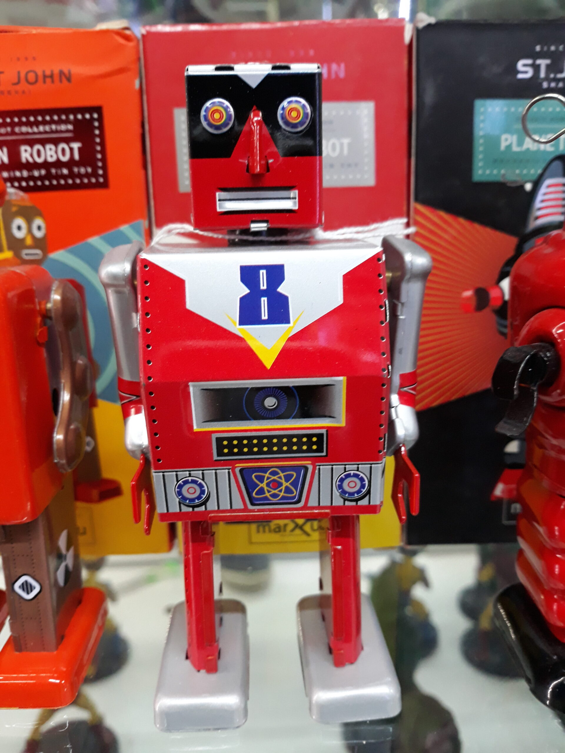 robot-saint-john-disney-millenniumshop-4