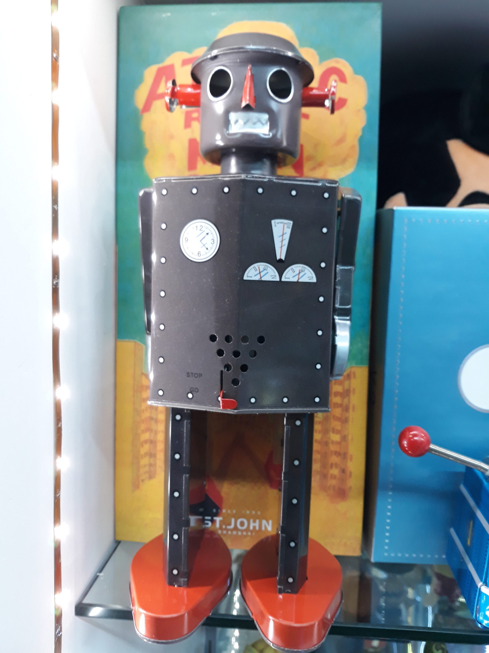robot-saint-john-disney-millenniumshop-20