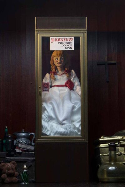 The Conjuring Universe Retro Action Figure Annabelle 20 cm by Neca - immagine 4