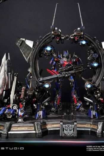 Transformers: Dark of the Moon (Film) Museum Masterline Statue Optimus Prime Weapons Depot Bonus Version 127 cm