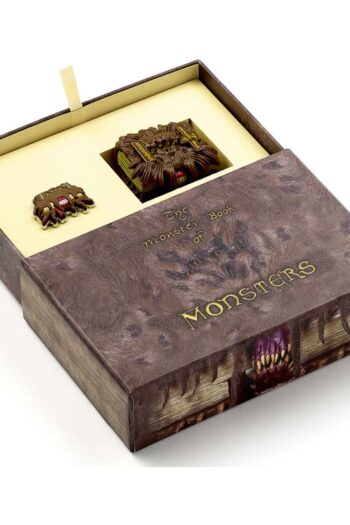 Harry Potter: Monster Book Keychain and Pin Badge Gift Set